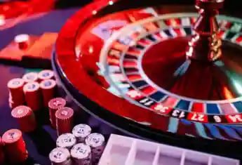Meja live Teen Patti di studio mawar 189 dengan dealer profesional dan kamera multi-sudut real-time